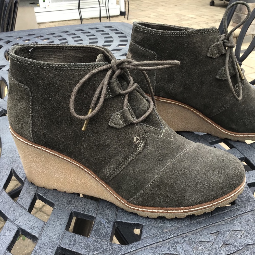 Tom’s wedge booties olive green size 9